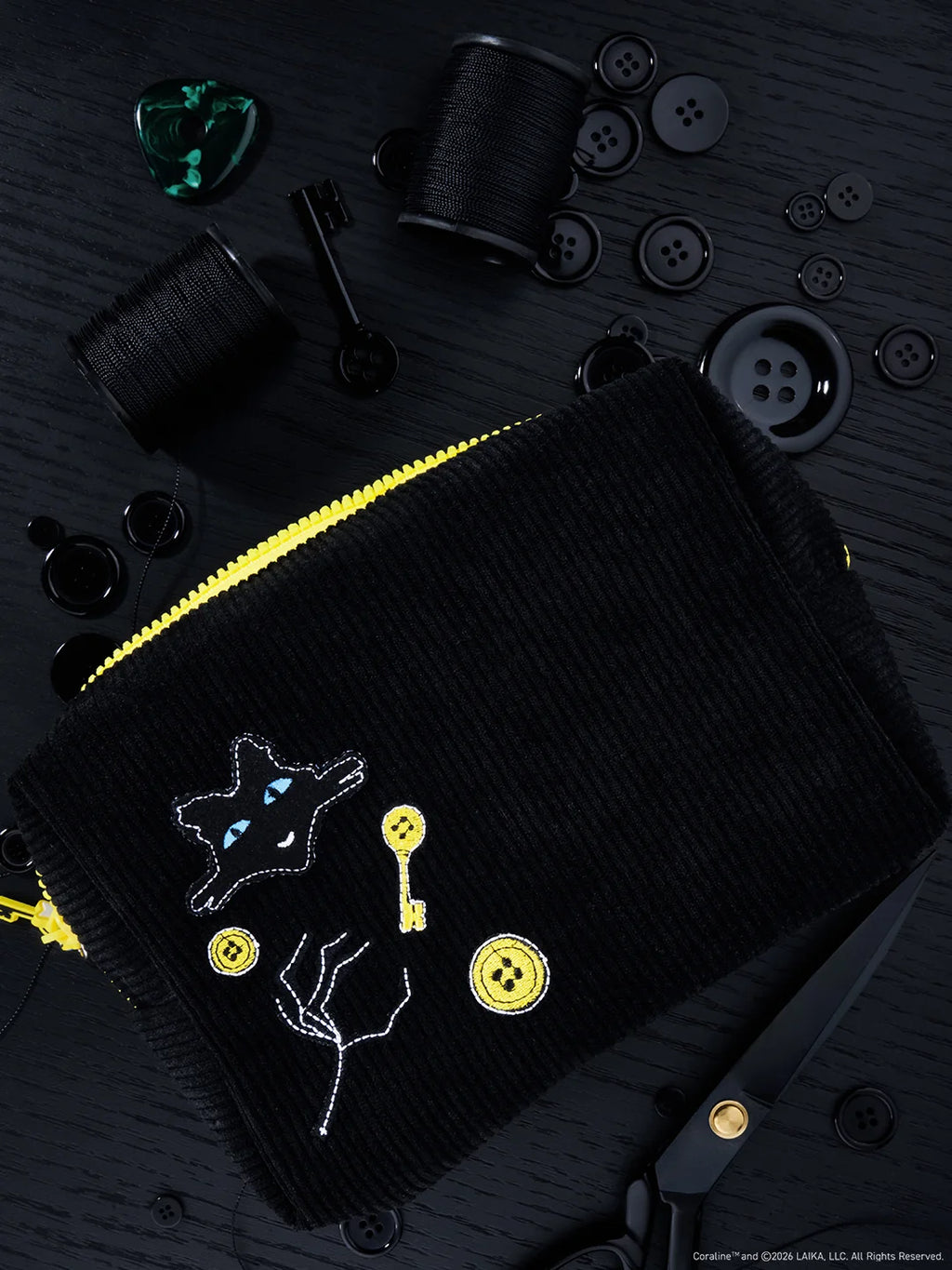 Cosmetiquera Threadful Coraline X beauty Creations