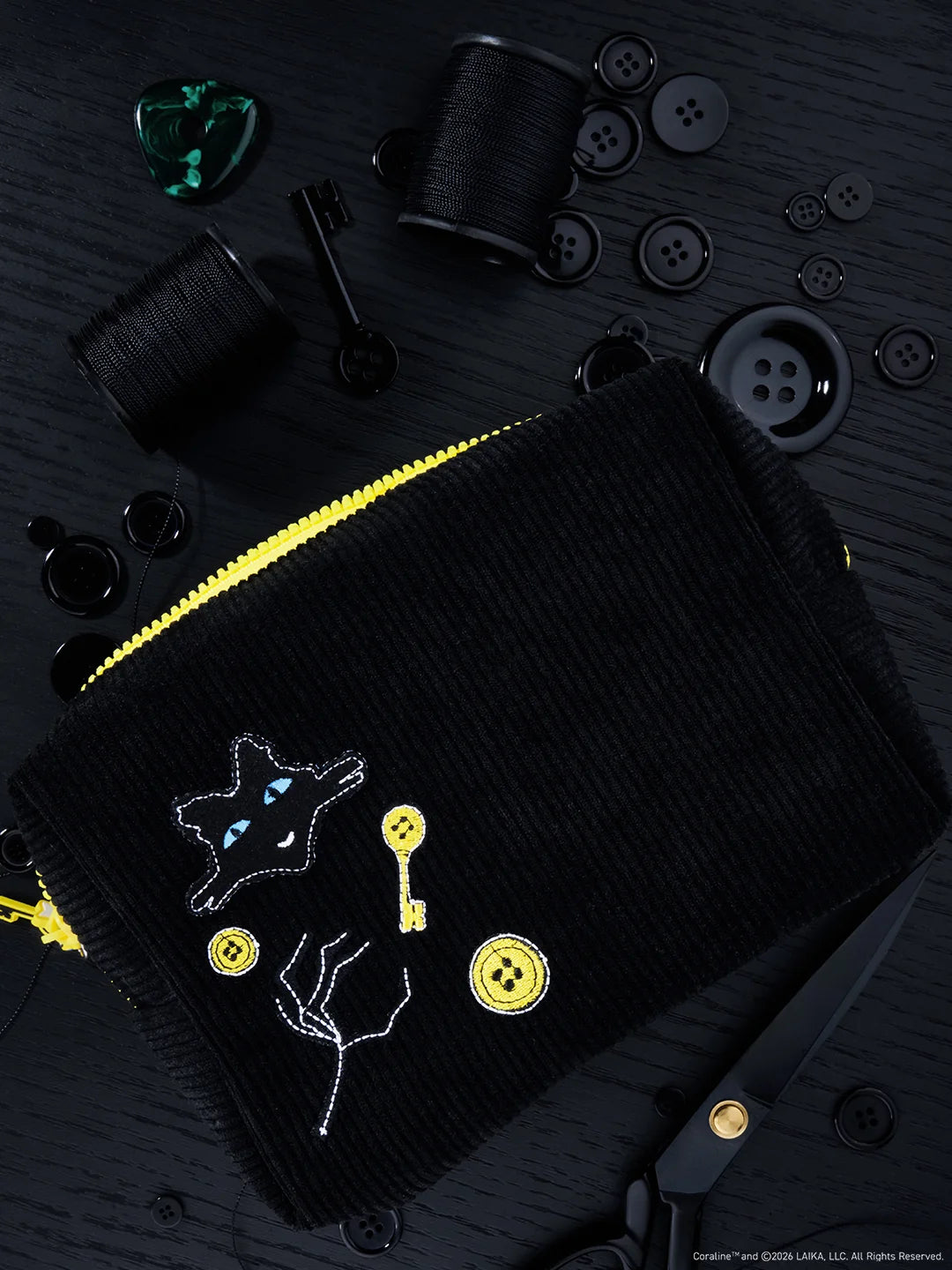 Cosmetiquera Threadful Coraline X beauty Creations